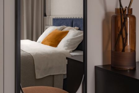 małe mieszkanie w kontrastowych kolorach