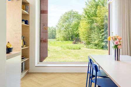 Quick-Step wprowadza na rynek pierwszą na świecie wodoodporną cichą w użytkowaniu jodełkę laminowaną