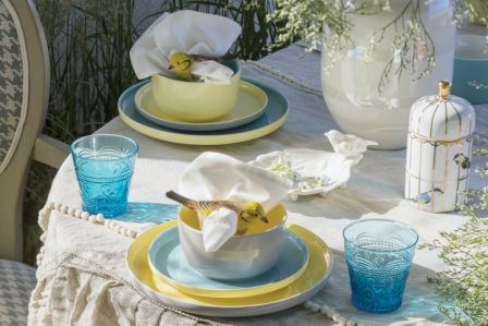 aranżacja stołu na przyjęcie w ogrodzie