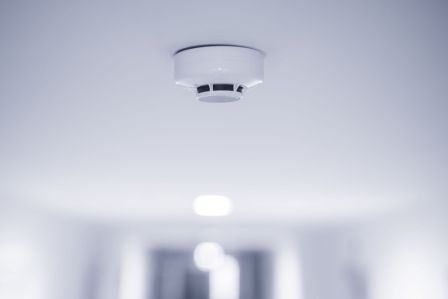 Nowoczesne wnętrze domu z dyskretnie wkomponowanymi zabezpieczeniami i instalacjami technicznymi