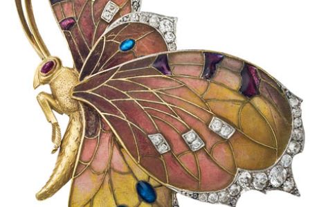 W kształcie motyla. Złota broszka wysadzana diamentami i rubinami, Wiedeń, 1910 r., Rozert Fischmeister,