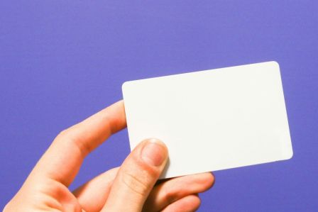 Jesienna aranżacja salonu z tekstyliami i dekoracjami
