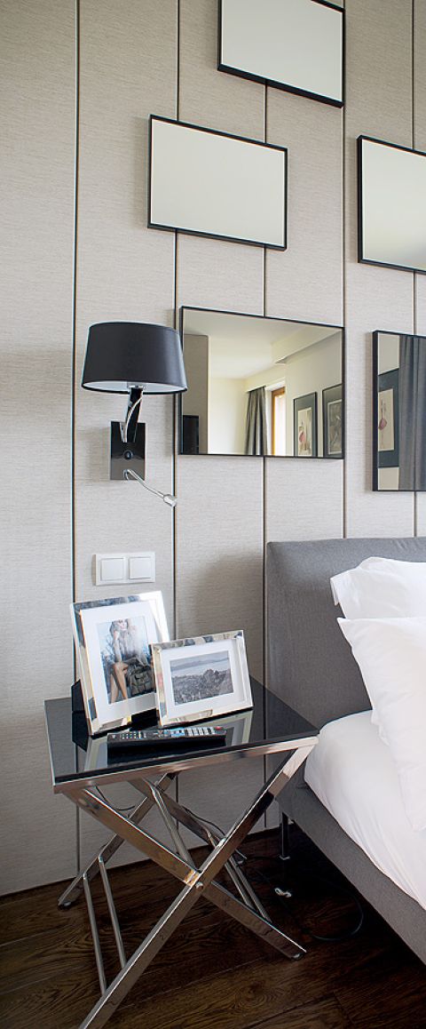 Największe wrażenie w sypialni robi ściana z lustrami. Łóżko ze sklepu NAP.