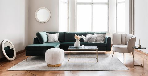 zielona sofa w salonie