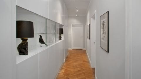 wąski korytarz w stylu minimalistycznym