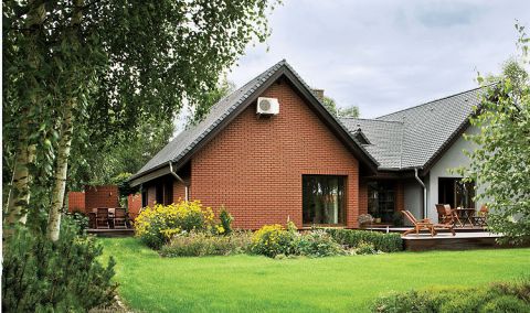 Parterowa willa niedaleko Poznania. Nowoczesny dom otoczony łąką