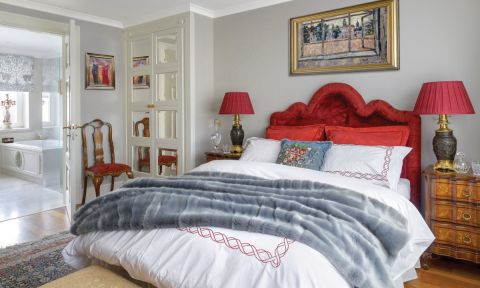 sypialnia w pałacowym stylu z zagłówkiem z czerwonego adamaszku