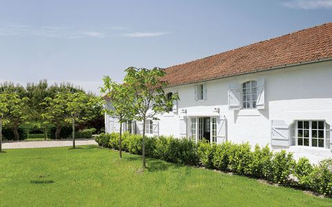 I pomyśleć, że to była mała brązowa stodoła z mnóstwem małych brązowych pokoi