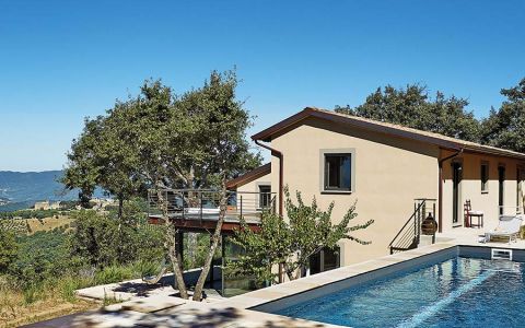 Z domu i z basenu rozciąga się piękny widok.