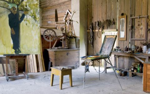 Wiekowa stodoła z sosnowych bali to też pracownia.