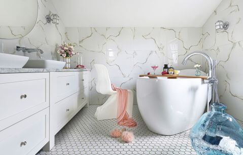 biała łazienka z różowymi dodatkami