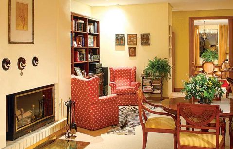 Na wygodnych, ceglastoczerwonych fotelach można oddać się lekturze.