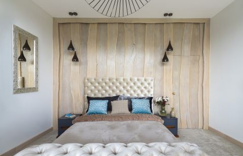 NIERÓWNE, BIELONE DESKI DĘBOWE I ELEGANCKIE WEZGŁOWIE ŁÓŻKA Z PIKOWANEGO WELWETU – TO NIETYPOWE, ALE