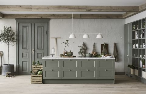 zielona kuchnia z wyspa kuchenną