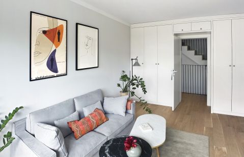 szary salon z białymi meblami