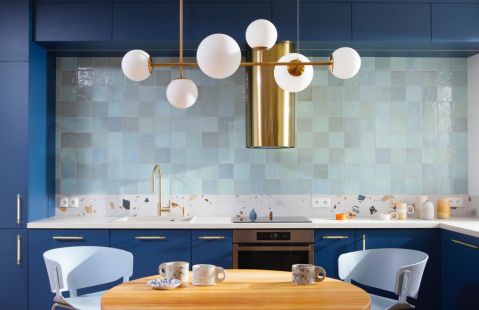 niebieskie szafki kuchenne w mieszkaniu