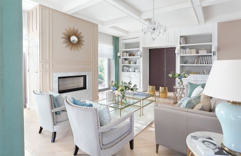 Właściciele wiedzą, że na piękne przedmioty warto czekać. Najlepszym dowodem jest ich słoneczko nad kominkiem