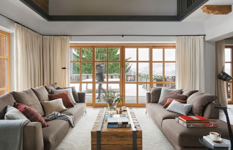 Zimowe aranżacje: przytulne, drewniane wnętrza w stylu chalet