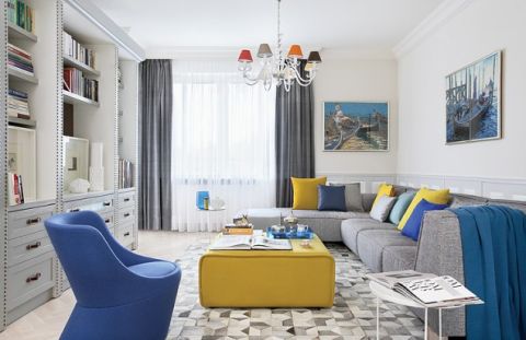 Żółty puf, białe stoliki, poduchy i dywan z kawałków skóry przyjechały z BoConcept. Na ścianach obrazy Dariusza Żejmy z