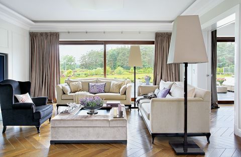 Klasyczne wykończenie to m.in. debowy parkiet, gzymsy, sztukaterie, panelowe ściany i kominek z matowego piaskowca.