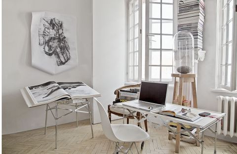 Monochromatyczna kolorystyka oraz graficzne czernie i biele.