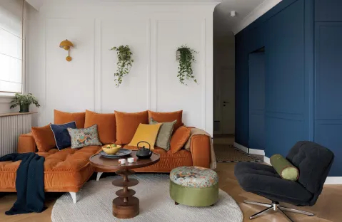 kącik wypoczynkowy z pomarańczowym narożnikiem