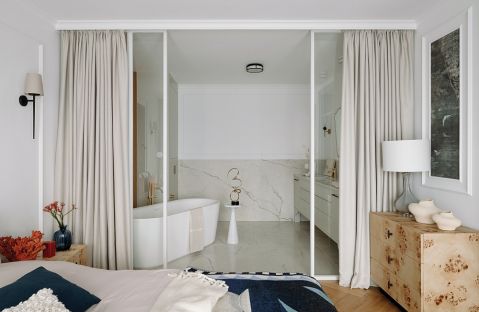 elegancka sypialnia z łazienką w mieszkaniu