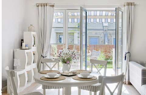 Krzesła z krzyżakami nawiązują do stylu marynistycznego.