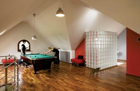 Na poddaszu, w pokoju z bilardem, gospodarze urządzają imprezy. Kiedy zabawa się przedłuża, goście mogą przenocować.