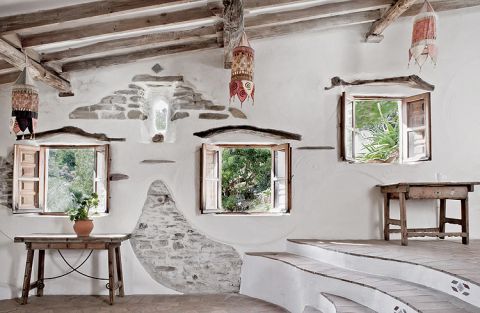 Oliwkowe belki nad oknami są elementem konstrukcji i świetną dekoracją. Dlatego Paul nie pobielił ich tradycyjnie wapnem.