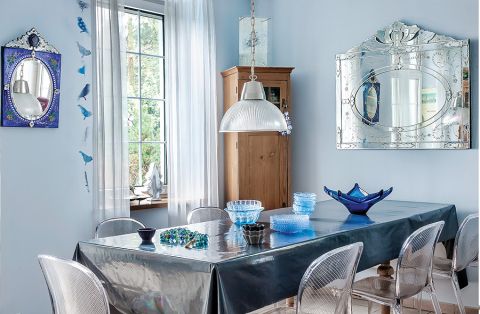 Całe wnętrze powstało z myślą o kolekcji niebieskich filiżanek i deseczek z wzorem cebulowym.