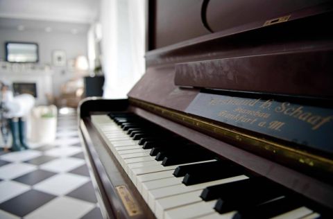 Skandynawski dom w czarno-białą szachownicę