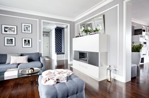 Nowoczesny kominek obłożony ciepłym i miłym w dotyku corianem.