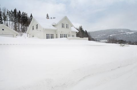Dom jest biały, świerkowy i urządzony w typowym skandynawskim stylu