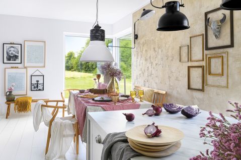 biała jadalnia urządzona w stylu skandynawskim