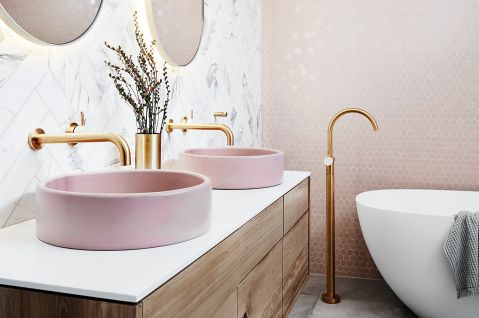 łazienka dla pary z dwiema umywalkami