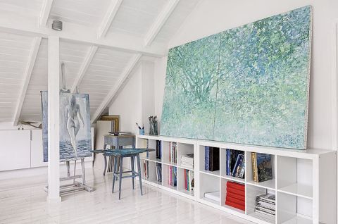 Dom przeszedł białą rewolucję , ale gdzieniegdzie na ścianach pojawia się kolor.