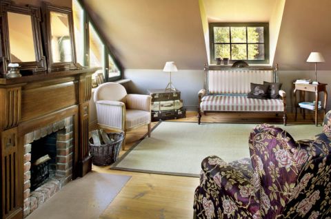 Stylowa kanapa jest jeszcze mniej wygodna niż ta, która stoi w salonie.