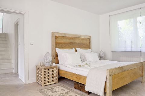 Drewniane łóżko i orientalne dodatki.