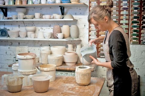 Irmina Helak tworzy swoją porcelanę, korzystając z wielu technik i metod, ceramicznych oraz szklarskich.