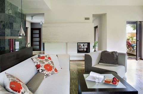 Jadalnię od salonu ododziela zaprojektowana przez Klementynę szafka, w którą wmontowany jest barek.