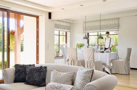 Wielki stół przy którym spotyka sie cała rodzina.