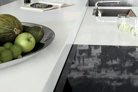 Wyspa z wysówaną płytą i zlewem, a także okam-lampa są ze studia Asymetria.