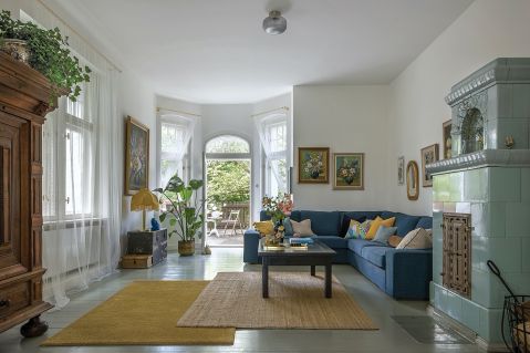 błękitny piec kaflowy i klasyki designu w stuletnim domu