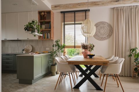 zielona kuchnia z jadalnią w naturalnych kolorach