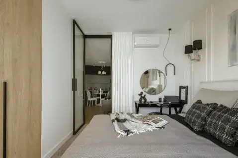 szaro beżowa sypialnia z czarnymi dodatkami