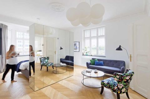 Szafa, która oddziela część sypialnianą od salonu, to bardzo praktyczny mebel – lustro, ściana i regał.