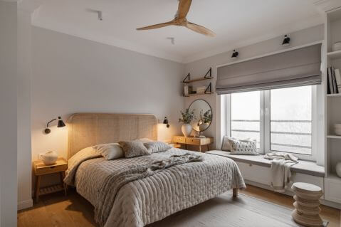 przytulna beżowa sypialnia z drewnem
