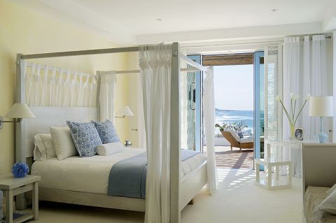 Biała z błękitnymi akcentami sprawia wrażenie lekkiej i romantycznej.