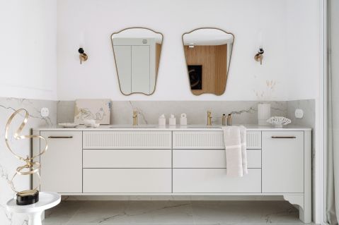 elegancka biała łazienka w mieszkaniu nad morzem